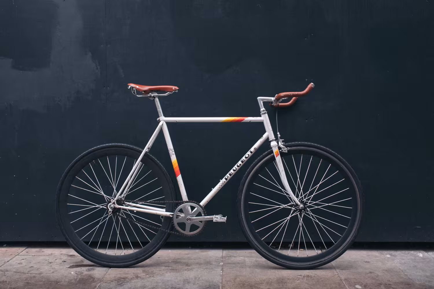 Met drank achter het fietsstuur kruipen